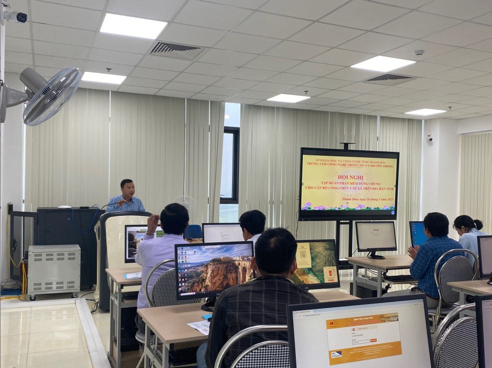 Trung tâm Công nghệ Thông tin và Truyền thông tổ chức lớp bồi dưỡng, tập huấn phần mềm dùng chung của tỉnh cho cán bộ công chức cấp xã trên địa bàn tỉnh.