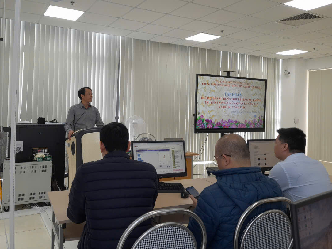 Sở Khoa học và công nghệ tổ chức tập huấn, hướng dẫn sử dụng thiết bị bảo mật kênh truyền và phần mềm Quản lý văn bản và hồ sơ công việc. 